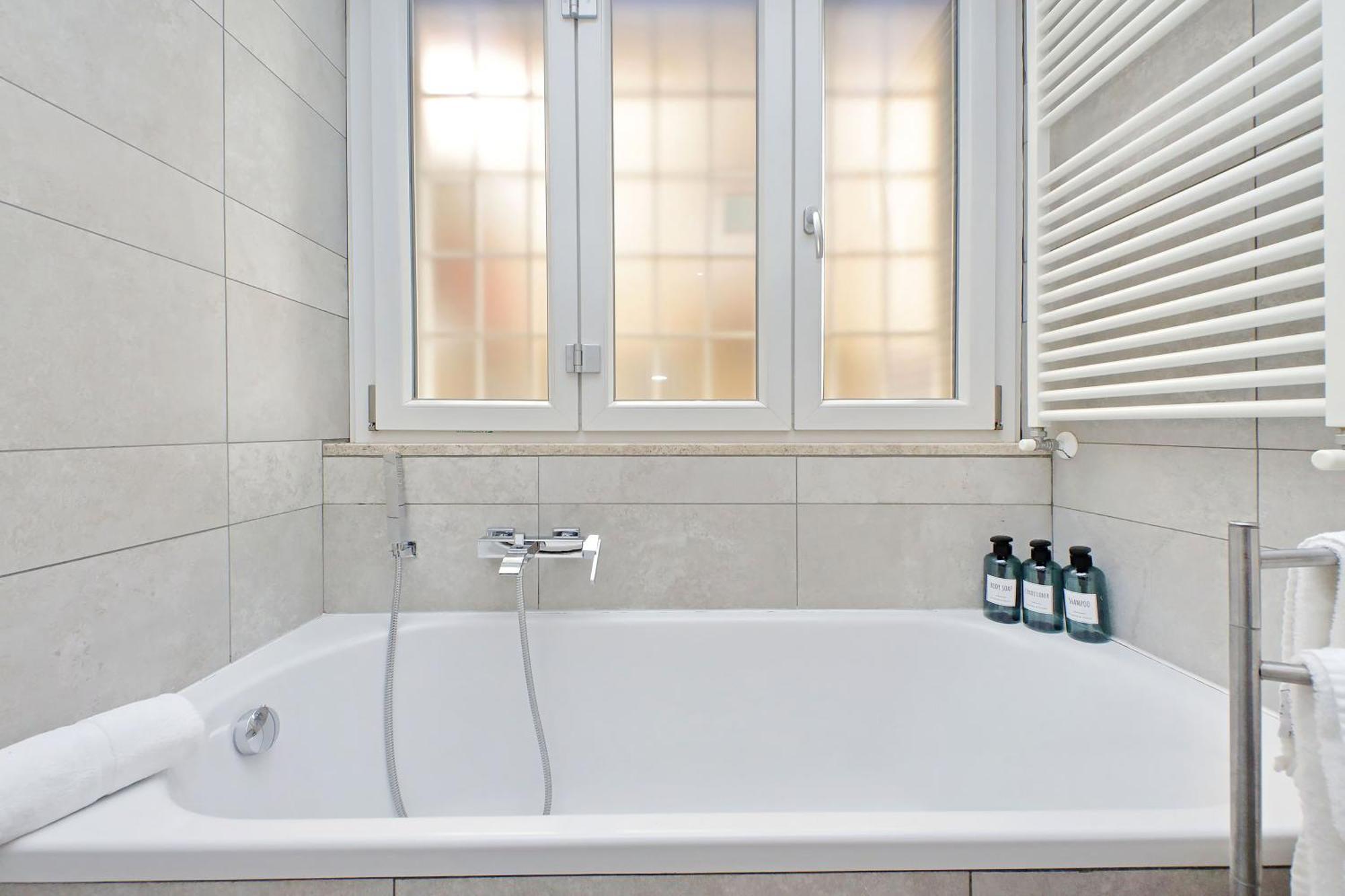 Apartment New With Terrace - 150m Metro A Rom